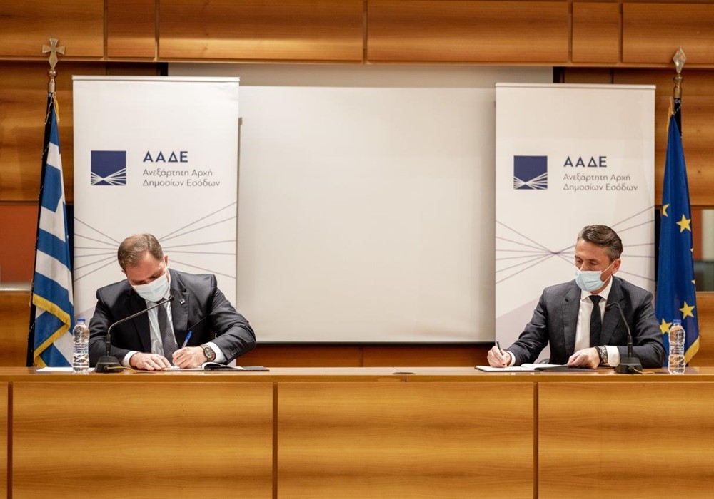 Ο διοικητής της ΑΑΔΕ, Γιώργος Πιτσιλής (αριστερά) και ο  Πρόεδρος και Διευθύνων Σύμβουλος της Παπαστράτος, Χρήστος Χαρπαντίδης