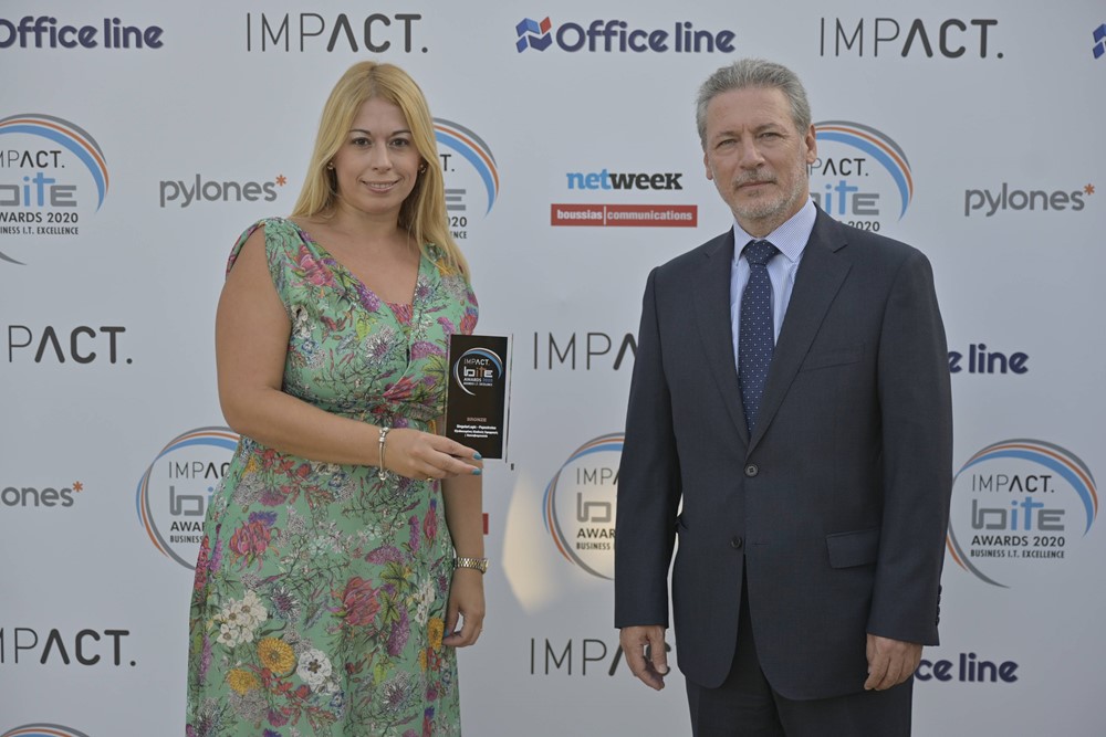 Το βραβείο παρέλαβαν η κα Δέσποινα Σέρφα, Manager IT Operations, Supply Chain & CF - IT Services EU South East Cluster της Παπαστράτος και ο κ. Ηλίας Γιαννίτσιος, Integrated Special Projects Manager της SingularLogic.
